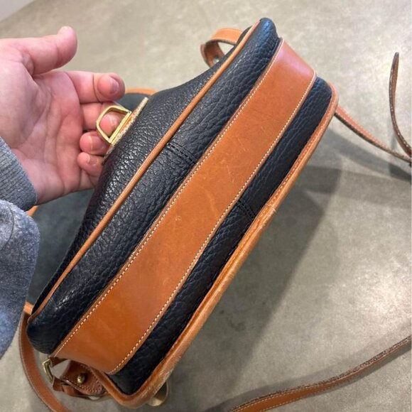 Vintage DOONEY & BOURKE bag. Unique closure. Brass hardware. True navy/brown. - Picture 6 of 10